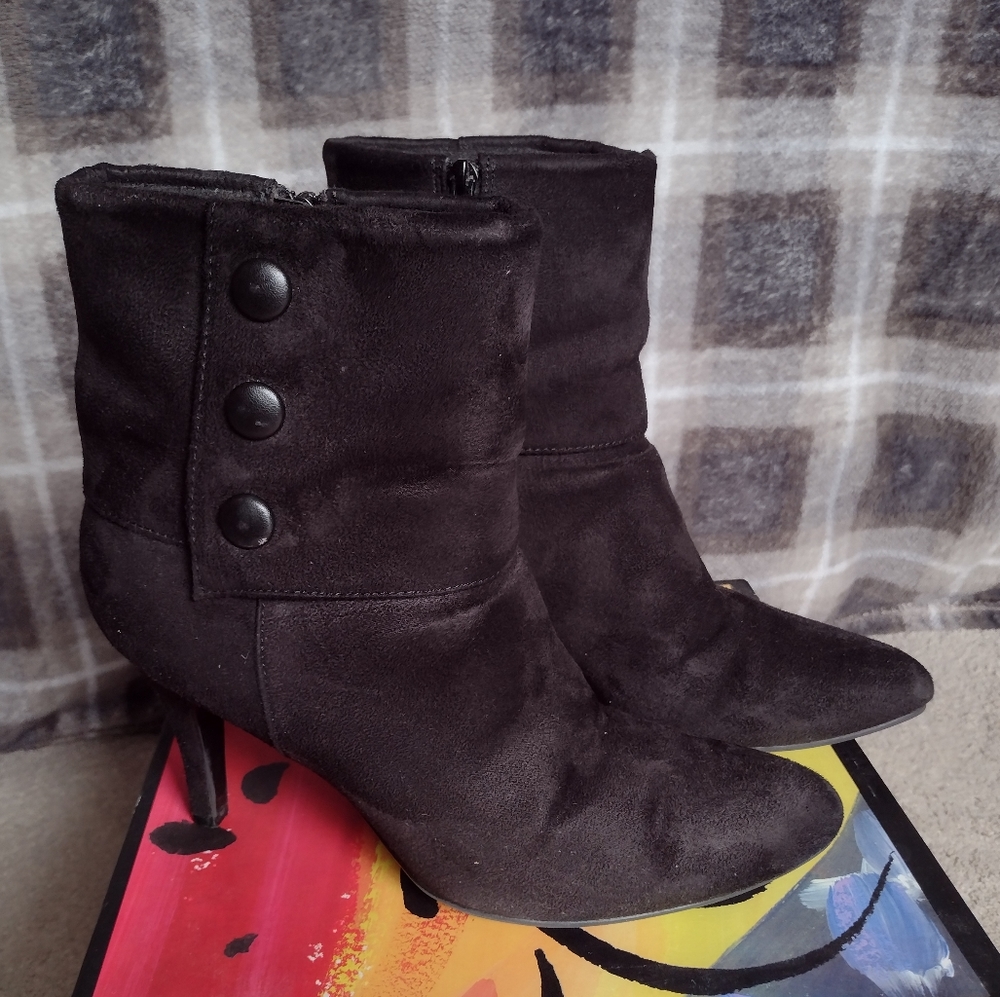 Fioni Shiloh Button Black Ankle Heeled Boots (8.5M)